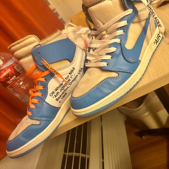 I am selling a worn pair of Air Jordan retro 1s x "off white" UNC - Picture 2 of 3